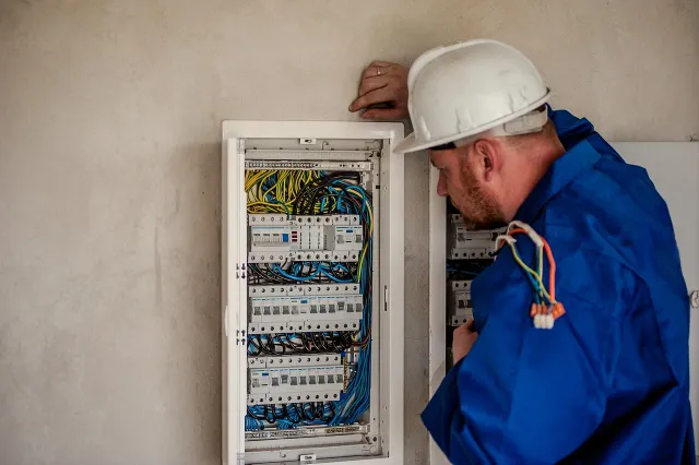 Elektriker som arbetar i en elcentral